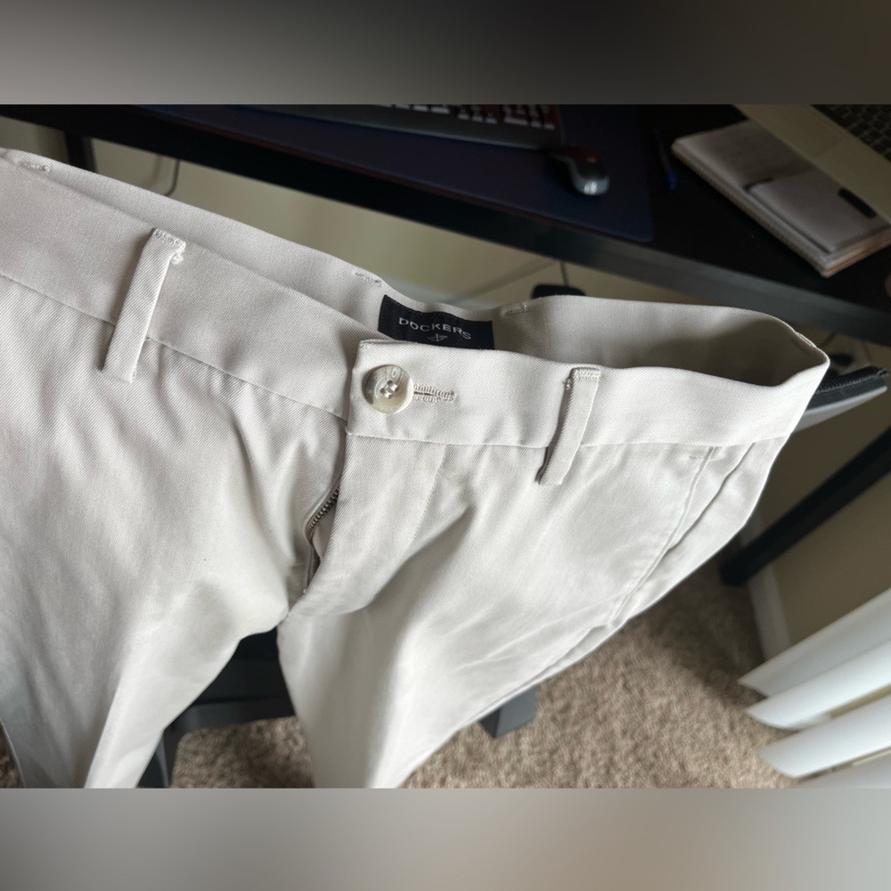 Men’s Light Tan Dockers Dress Pants 28x32 standard cut and pockets